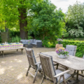 Groot terras op het zuiden met tuinstoelen en loungebank