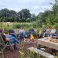 Na vergaderen borrel met kampvuur