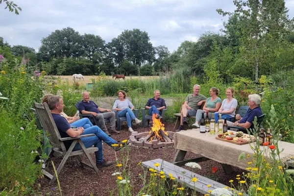 Na vergaderen borrel met kampvuur
